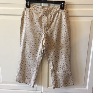 Printed Capri pants.